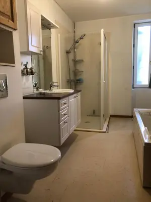 Salle de bains dans l'établissement Les Roises