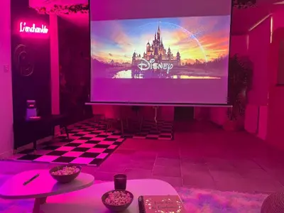 Télévision ou salle de divertissement dans l'établissement L'enchantée, 6 people, 15 min Disneyland Paris, BBQ