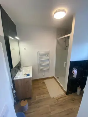 Télévision ou salle de divertissement dans l'établissement maison ville