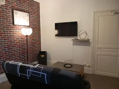 Télévision ou salle de divertissement dans l'établissement la loge sparnacienne