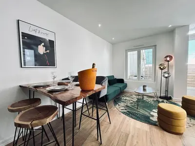 Coin salon dans l'établissement 1 lenoir cocon romantique avec jacuzzi au centre