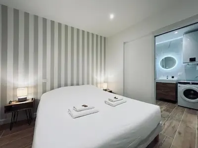 Un ou plusieurs lits dans un hébergement de l'établissement 1 lenoir cocon romantique avec jacuzzi au centre