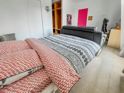 Un ou plusieurs lits dans un hébergement de l'établissement Villa haut de gamme avec Piscine, Bar et Cinéma