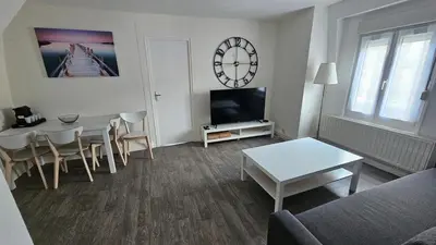 Télévision ou salle de divertissement dans l'établissement La Tanière Sedanaise 2 bedrooms parking wifi