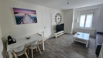 Télévision ou salle de divertissement dans l'établissement La Tanière Sedanaise 2 bedrooms parking wifi