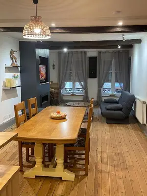 Coin salon dans l'établissement Les Gîtes de Monthermé Le Duplex avec vue sur la Meuse