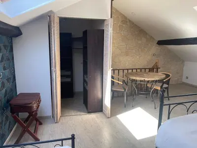 Coin salon dans l'établissement Les Gîtes de Monthermé Le Duplex avec vue sur la Meuse