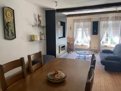 Coin salon dans l'établissement Les Gîtes de Monthermé Le Duplex avec vue sur la Meuse