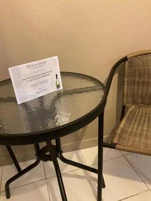 Coin salon dans l'établissement Gîte de la Cascade