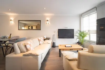 Télévision ou salle de divertissement dans l'établissement Duplex avec parking La Parenthèse Pétillante