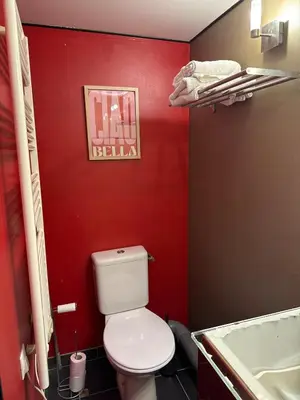 Salle de bains dans l'établissement La maison de Vouziers