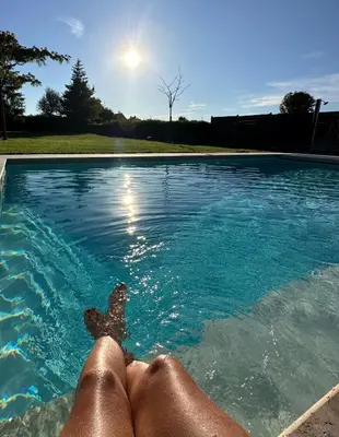 Piscine de l'établissement 19th century farm house with pool in Champagne ou située à proximité