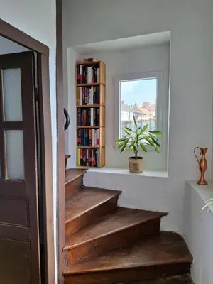 Bibliothèque dans la maison de vacances