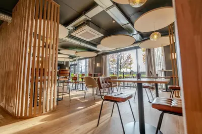 Restaurant ou autre lieu de restauration dans l'établissement Hôtel AKENA Chalons-en-Champagne