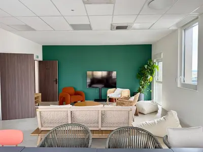 Télévision ou salle de divertissement dans l'établissement We Live Inn Sharies Reims B303