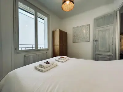 Un ou plusieurs lits dans un hébergement de l'établissement Jadart T3 avec balcon au pied de la cathédrale