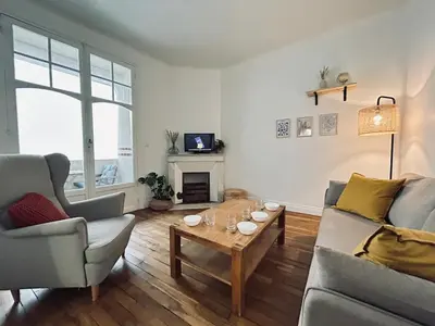Télévision ou salle de divertissement dans l'établissement Jadart T3 avec balcon au pied de la cathédrale