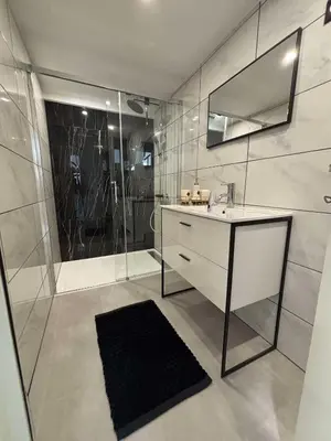 Salle de bains dans l'établissement Un été sans fin - 3 chambres- 3 lits - balnéo