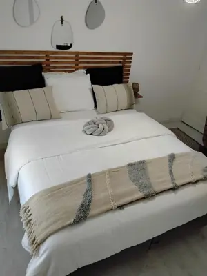 Un ou plusieurs lits dans un hébergement de l'établissement Un été sans fin - 3 chambres- 3 lits - balnéo