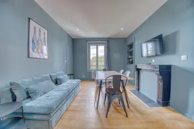 Télévision ou salle de divertissement dans l'établissement Fleurs d'Azur