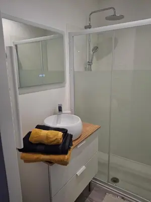 Salle de bains dans l'établissement La maison d'à côté Chambre 1