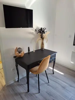 Télévision ou salle de divertissement dans l'établissement La maison d'à côté Chambre 1