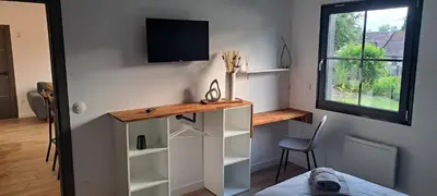 Télévision ou salle de divertissement dans l'établissement la Maison d'à côté Chambre 3