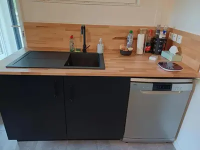 Cuisine ou kitchenette dans l'établissement Chalet avec bain à remous à Saint-Loup-Terrier