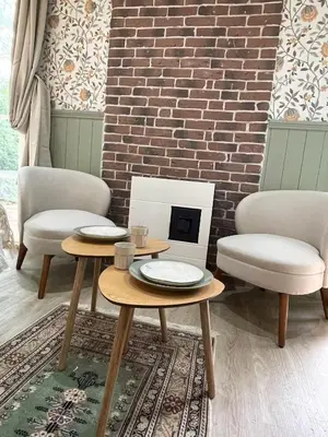 Coin salon dans l'établissement Le cottage du Manoir 1900