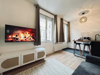 Télévision ou salle de divertissement dans l'établissement 2 Clairmarais T2 en duplex proche gare centre