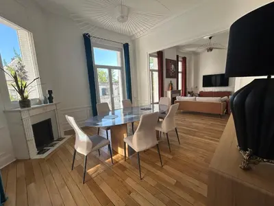 Télévision ou salle de divertissement dans l'établissement LE PALAIS DE LEO Luxury Apt Epernay Hyper center 4P Balcony AC