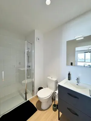 Salle de bains dans l'établissement We Live Inn Sharies Reims - A605