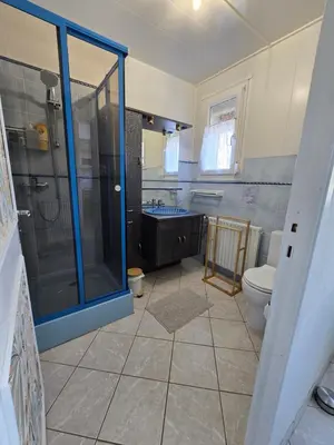 Salle de bains dans l'établissement Les Broutays
