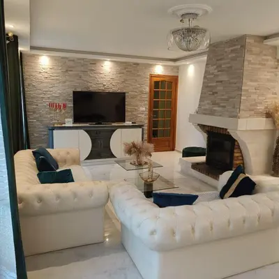 Télévision ou salle de divertissement dans l'établissement Magnifique villa au cœur de la nature