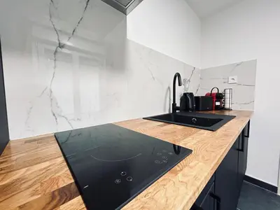 Cuisine ou kitchenette dans l'établissement 3 Clairmarais charmant T2 proche centre-ville