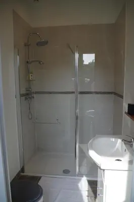Salle de bains dans l'établissement Deux pièces avec terrasse, vue jardin
