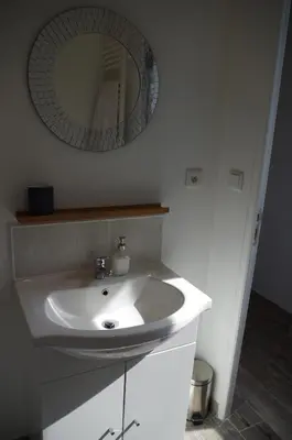 Salle de bains dans l'établissement Deux pièces avec terrasse, vue jardin