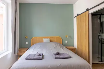 Un ou plusieurs lits dans un hébergement de l'établissement Maison spacieuse avec terrasse dans le centre ville de Reims