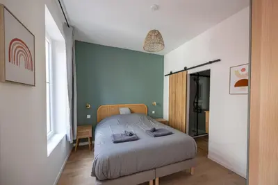 Un ou plusieurs lits dans un hébergement de l'établissement Maison spacieuse avec terrasse dans le centre ville de Reims