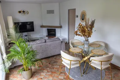 Télévision ou salle de divertissement dans l'établissement Maison près de Disneyland