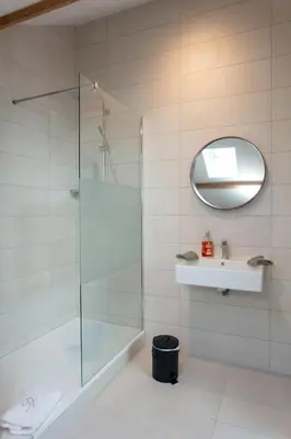 Salle de bains dans l'établissement La Porte d'Arcy - grand jardin et piscine partagée