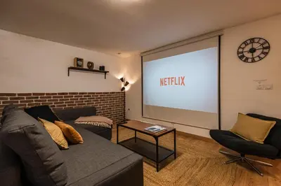 Coin salon dans l'établissement L'industriel - billard et home cinéma - hyper centre