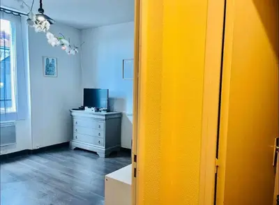 Télévision ou salle de divertissement dans l'établissement Coquebert studio confortable proche centre ville