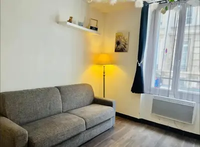 Coin salon dans l'établissement Coquebert studio confortable proche centre ville