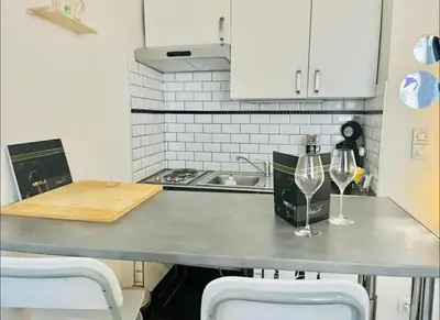 Cuisine ou kitchenette dans l'établissement Coquebert studio confortable proche centre ville