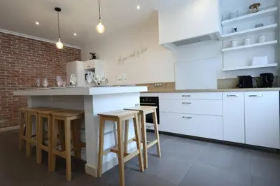 Cuisine ou kitchenette dans l'établissement Lenoir magnifique maison 8 pers avec terrasse