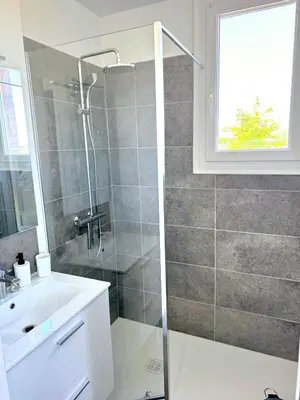 Salle de bains dans l'établissement Rare ! Maison face à l'étang d'Isle