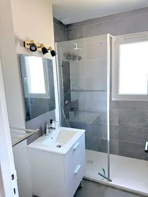 Salle de bains dans l'établissement Rare ! Maison face à l'étang d'Isle