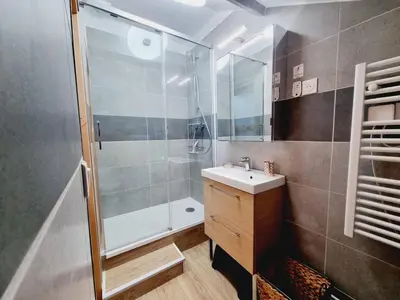 Salle de bains dans l'établissement 1 clémence fouriaux proche gare et climatisé