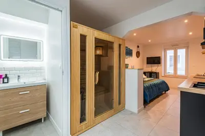 Cuisine ou kitchenette dans l'établissement Cocon Privé avec Jacuzzi & Sauna